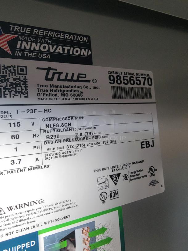 Label on a True Refrigeration unit, model T-23F-HC, serial number 9856570. States use of R290 refrigerant and energy verification.
