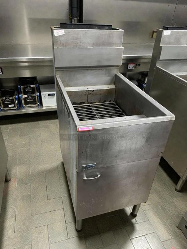 Dean Commercial Gas Fryer in exceptional condition, natural gas, fully tested, model DEN-L-FRY-0059, stainless steel.