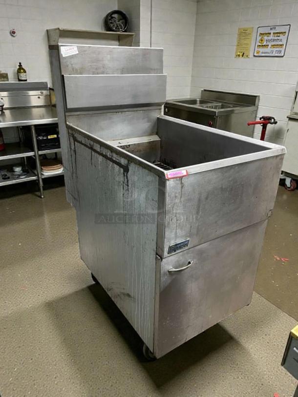 Dean Commercial Gas Fryer, model DEN-L-FRY-0059, in exceptional condition, natural gas, fully tested and working.
