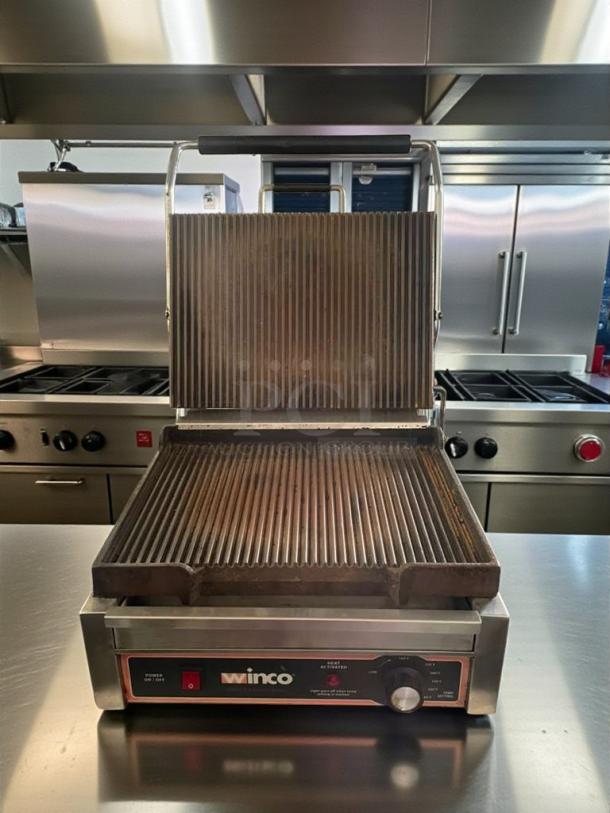 Winco EPG-1C Panini Grill, immaculate condition, 120V, fully tested, single countertop model with heat control knob.