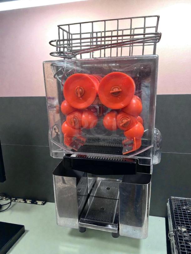 VEVOR Commercial Orange Juicer Machine, Model 2000E-H, in premium condition. Automatic citrus juicer, ETL listed.