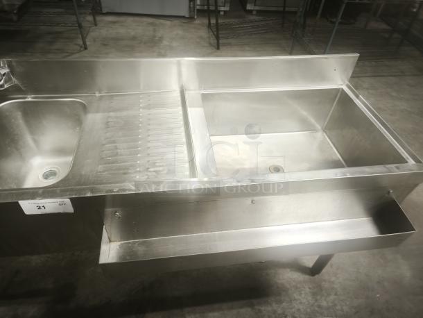 Stainless steel 4-bay bar sink in premium condition, featuring a drainboard and backsplash, with visible auction tag "21".
