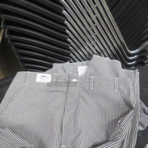 New chef pants with black and white checkered pattern, available in 34 and 44-inch waist. Brand: 2XBID.