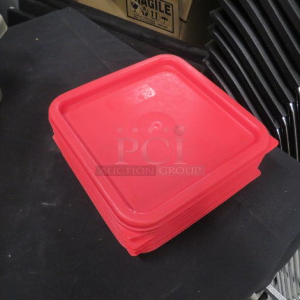 Red 6/8 quart lid, square shape, stackable, durable plastic, model 7XBID, in good condition. Ideal for storage containers.