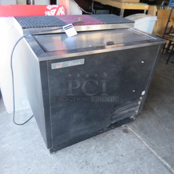 True Bottle Box on casters, Model TD-36-12, 37"x27"x37", 115V. Used condition, visible True logo, ideal for beverage storage.