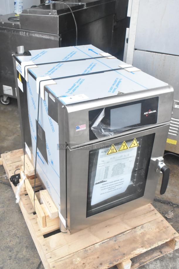BRAND NEW 2022 Alto Shaam CTX4-10E stainless steel combi oven, boilerless, 380-415 volts, 3 phase, on pallet.