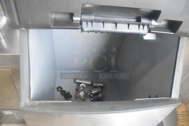 Manitowoc SD0602A ice head on B570 bin, 208-230V, 1-phase. Spacious interior, good condition, stainless steel finish.