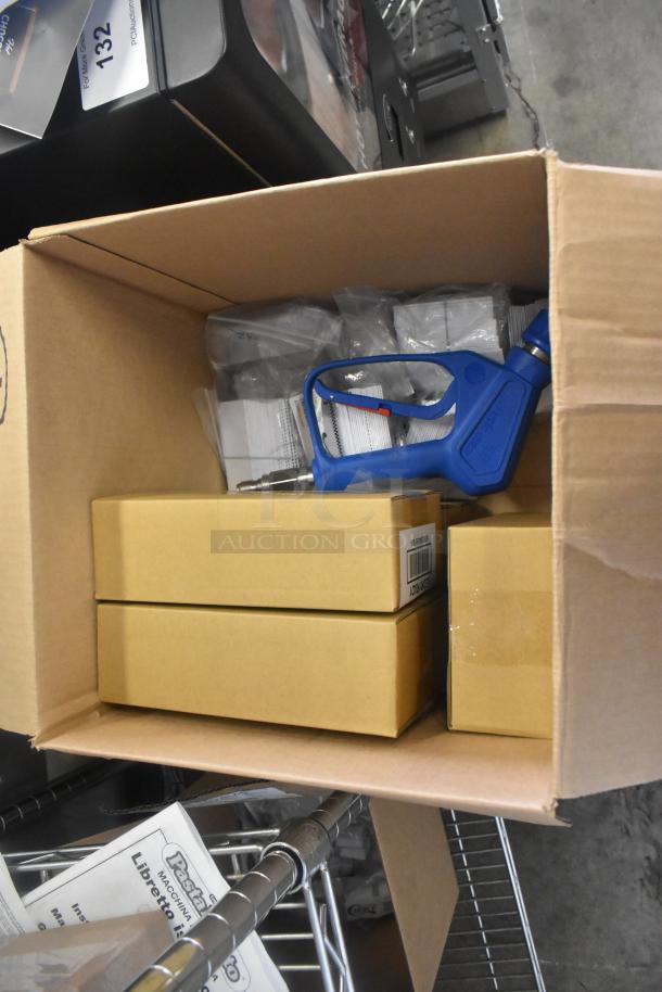 Cardboard box containing BRAND NEW SCRATCH AND DENT! 512XKD707BK rectangular deli tent signs, black checkered border, 25-pack.