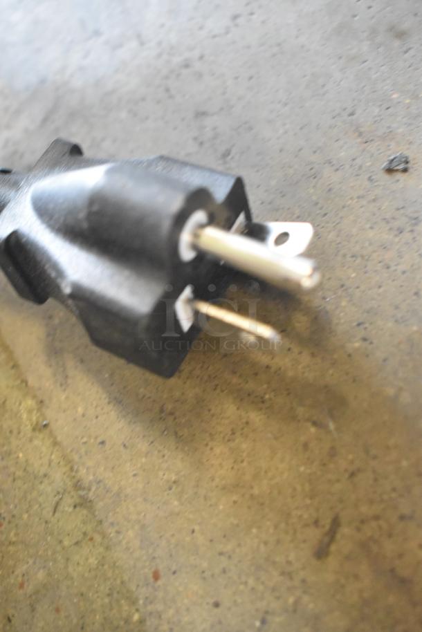 Close-up of plug for Avantco 177EG24N electric countertop griddle, 208/240 volts, 1 phase.