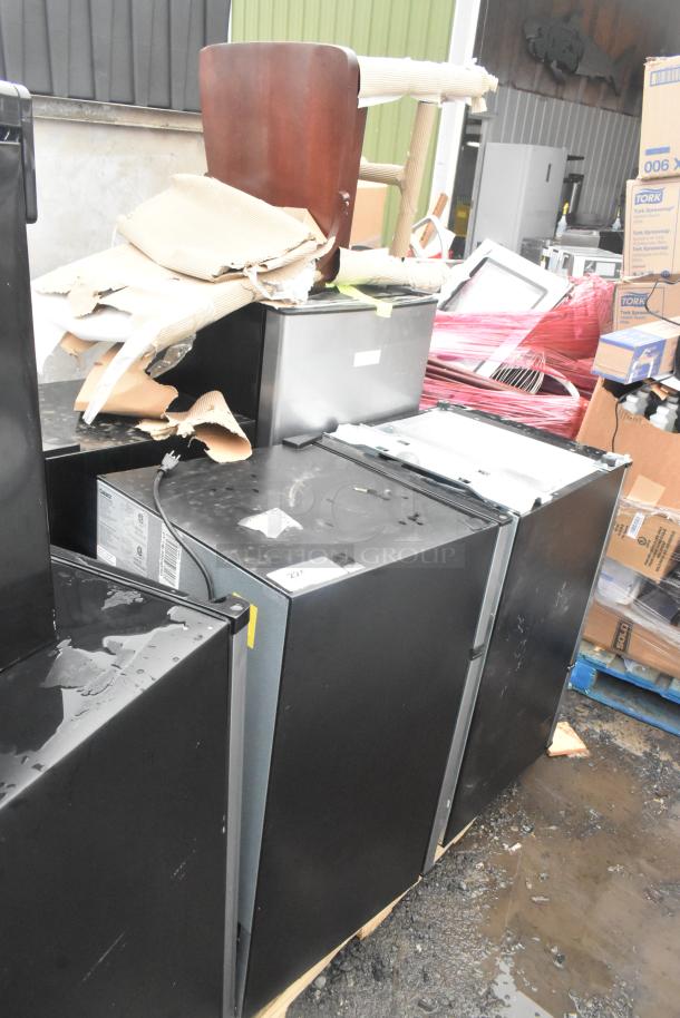 Five mini coolers including Galanz FLR31TS1E02 and Mainstays DG40BY1A, 115 volts, 1 phase, varying condition.