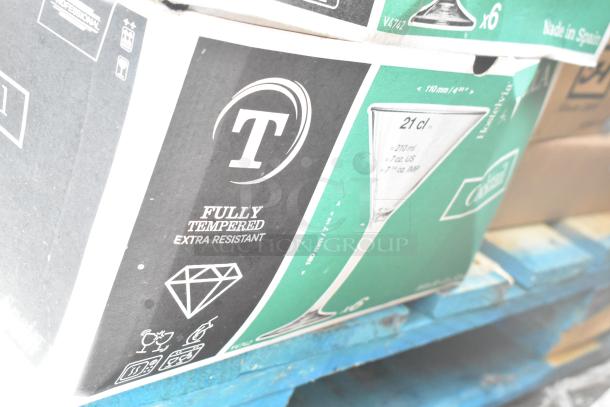 Box of fully tempered, extra resistant glassware with "T" logo and capacity markings. Made in Spain.