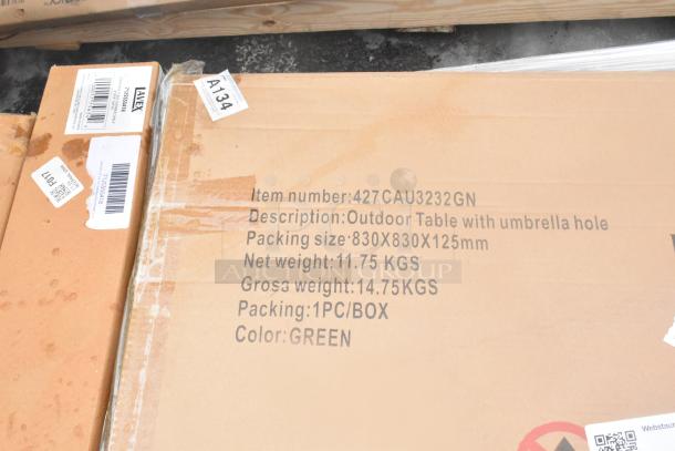 Brown cardboard box for an outdoor table with umbrella hole. Item number: 427CAU3232GN. Dimensions: 830x830x125mm. Color: Green.