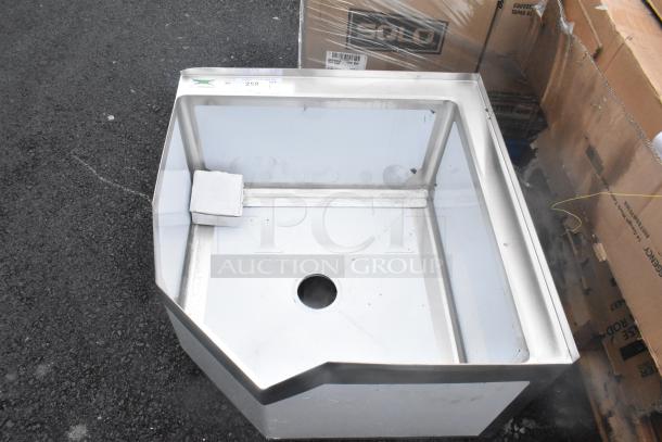 Brand new Regency 600SM242412C 16-gauge stainless steel corner mop sink. Scratch and dent condition. Size: 24" x 24" x 12".