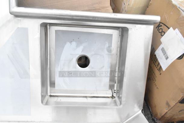 BRAND NEW SCRATCH AND DENT Regency 600DDTI60R 5' L-Shape Dishtable, 16-Gauge Stainless Steel, Right Island, visible wear.