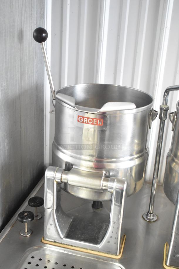 2 Groen tilting kettles on Market Forge MT2-5ES modular base, stainless steel, with control levers, excellent condition.