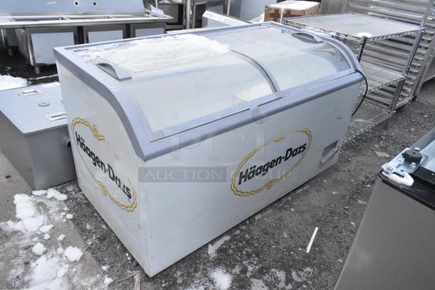XS-500YX Novelty Ice Cream Chest Freezer Merchandiser, 115V, 1 Phase, branded with Häagen-Dazs, in used condition.