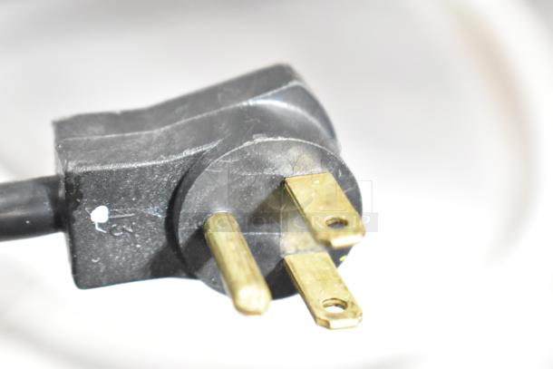Power plug of Beverage Air DD48Y-1-B kegerator, showing a three-prong configuration, compatible with 115 Volts.