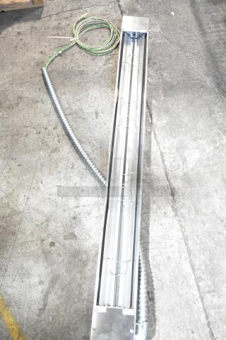Hatco GRNM-42 Heat Lamp, brand new scratch and dent condition, tubular metal heater rod, 208V, 1 Phase.