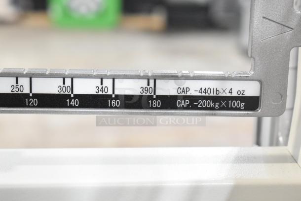 Galaxy floor style scale with a capacity of 440 lbs and 200 kg. Displays measurements in pounds and kilograms.