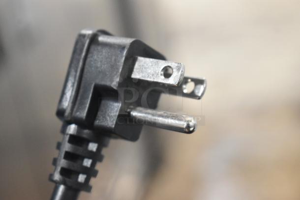 Close-up of a Vissani MDCM31SS5 Mini Cooler plug, showing a standard 115V three-prong configuration.