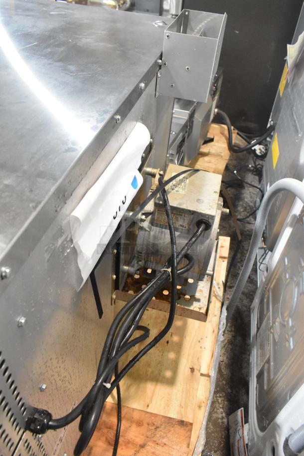 New MainStreet Equipment CG1-N convection oven, natural gas powered. Includes view-through doors, thermostatic controls. Some scratches.