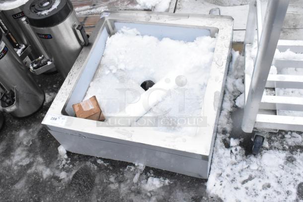 Brand new Steelton 522MS24246 24"x24"x6" 18-gauge 304 stainless steel mop sink. Scratch and dent condition.