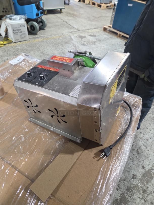 Alt Text: AvaMix 928ADM2 conveyor unit, brand new with minor scratches, 115V, 1 phase, visible control knobs and warning labels.