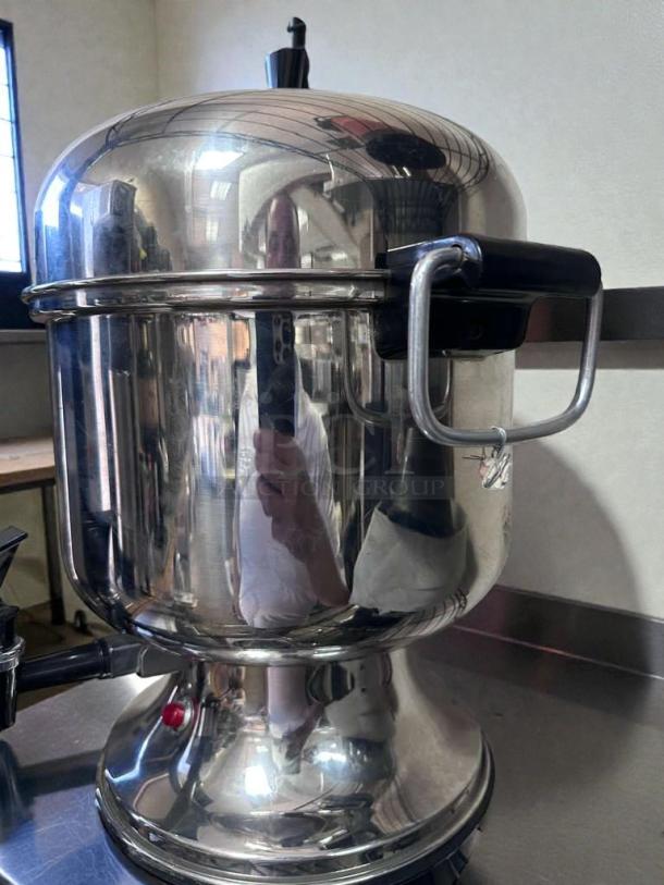Farberware Commercial Coffee Urn, stainless steel, outstanding condition, fully tested, 115V, model FAR-S-BEV-0364.