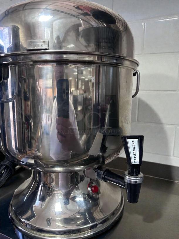 Stainless steel Farberware commercial coffee urn, model FAR-S-BEV-0364, in outstanding condition, 115V, fully tested.