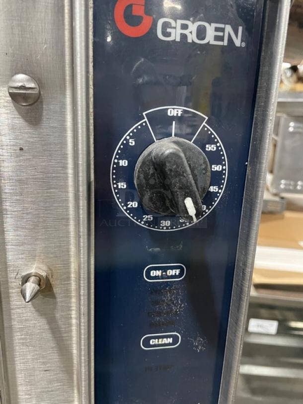 Groen HyPer-Steam HY6E convection steamer control panel, featuring a timer dial and on/off and clean settings.