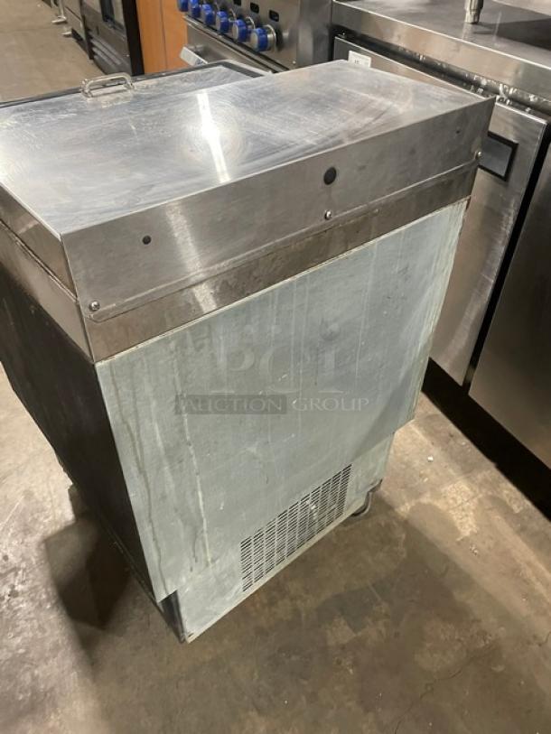 Glas Tender MF24B commercial glass chiller in stainless steel and black finish with sliding top lid and poly-coated wire rack.