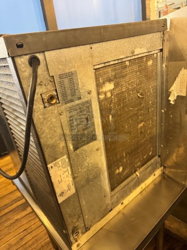 MANITOWOC QY0424A ice maker, 115V, industrial model, visible labels, used condition with signs of wear.