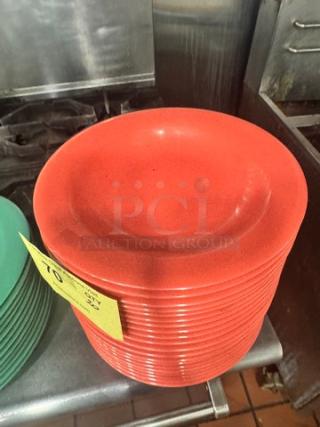 Red melamine dinner plates, model BIDX20, in a stack. Excellent condition, durable, ideal for everyday use.