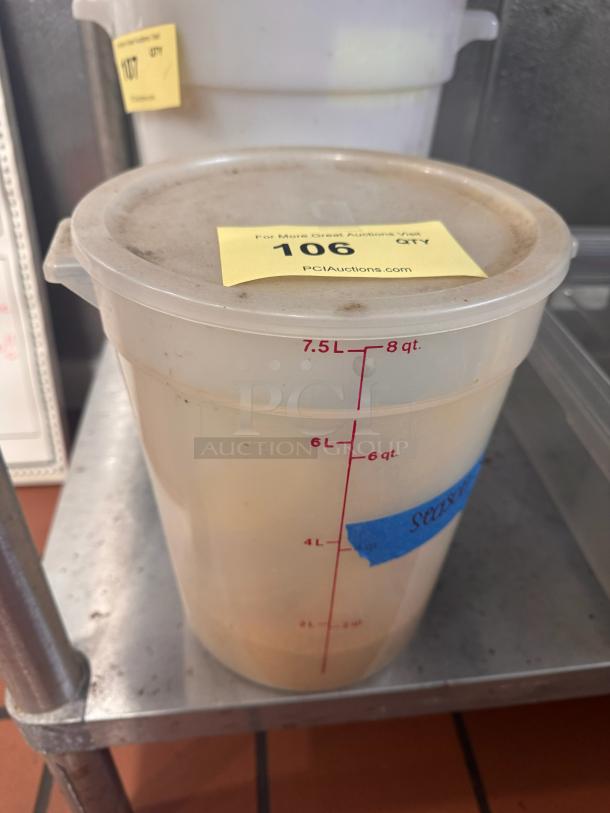 8 Quart food storage container with lid, marked with measurement increments. Used condition with visible dirt. Label reads "106".