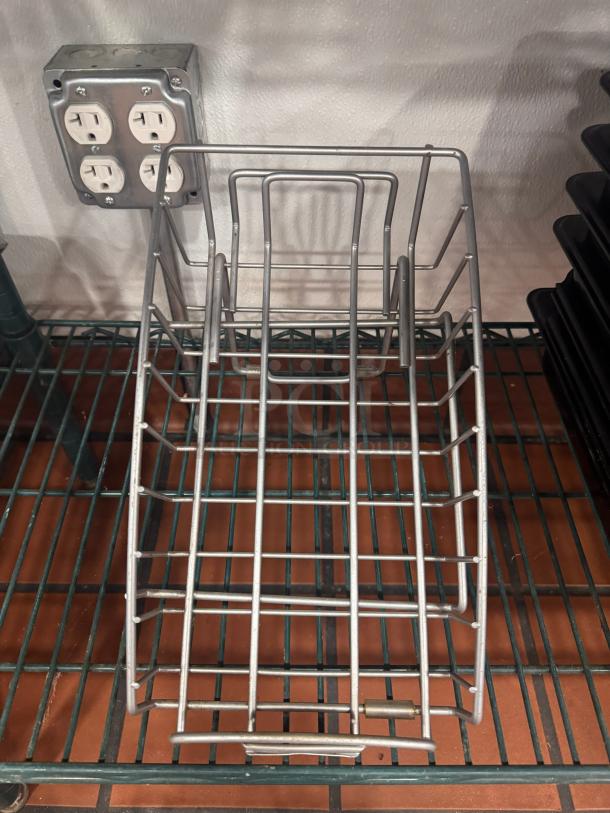 Counter display BIDX3, metal wire frame, excellent condition, suitable for organizing items, placed on a metal shelf.