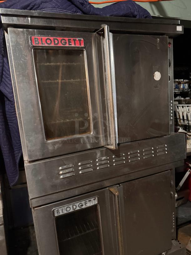 BLODGETT SH1G/AA natural gas full-size single deck convection oven. Features glass doors, stainless steel exterior, good condition.