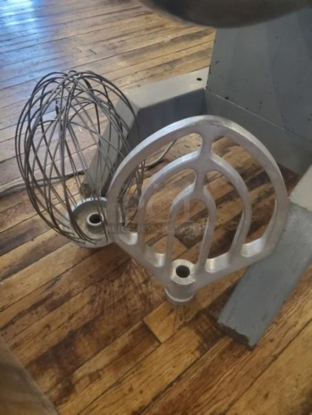 Univex 30Qt SRM30+ commercial mixer with attachments. Includes whip and paddle. Good condition.