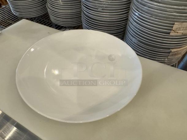 White porcelain plate BIDX15, in excellent condition, with a smooth glossy finish. Ideal for dining or display.