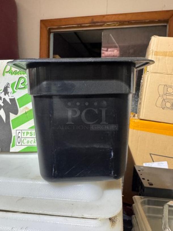 1/6x6IN black food pan, BIDX6 model, durable plastic, good condition, suitable for kitchen use or food storage.