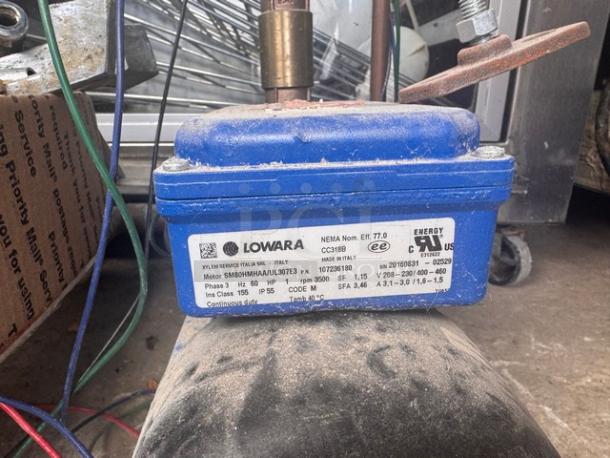 Lowara hydro-pneumatic pump tank, model V15P 100, blue housing, visible label with specs, used condition, for auction.