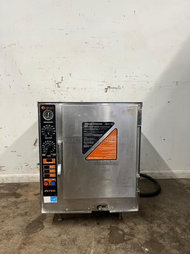 Late model 2023 Groen XS-208-12 countertop convection steamer. Stainless steel, control panel with dials, excellent condition.
