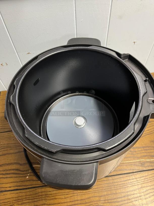 INSIGNIA 6QT rice cooker with 12 programmable settings, black interior, good condition, model 6 QT.