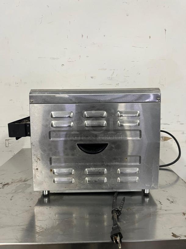Waring CTS1000 Conveyor Toaster, 450 slices/hr, 2" opening, 120v. Stainless steel, visible wear, power cord attached.
