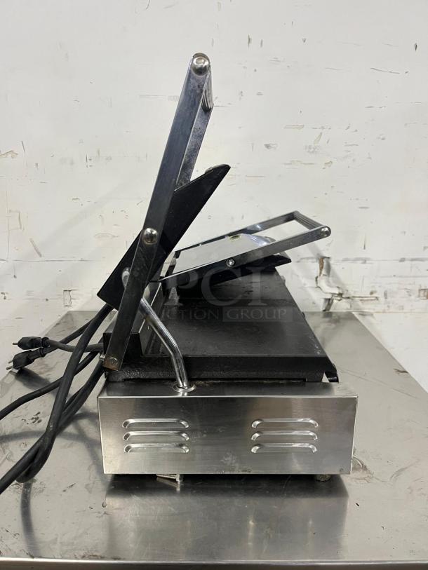 Winco ESG-2 Double Commercial Sandwich Press with cast iron smooth plates, stainless steel exterior, power cord, 120v, used condition.