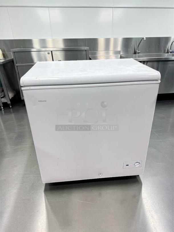 Vissani DCM7QRBWW chest freezer, 7 cu. ft., excellent condition, 115V, UL listed, commercial use, fully tested, white exterior.