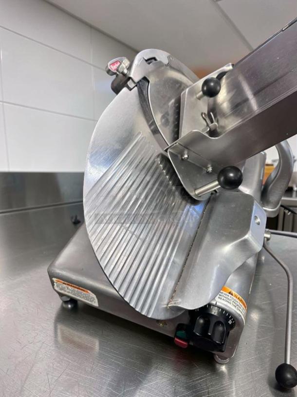 Berkel 909/1 manual meat slicer, superb condition, commercial use, 115V, NSF listed, fully operational.