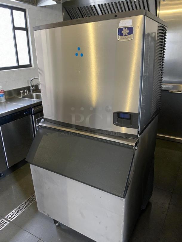 Manitowoc IY0906A-261 commercial ice maker, excellent condition, 208-230V, single-phase, fully tested, with logo label.