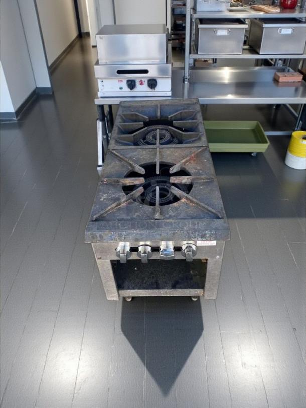 Commercial 2-burner gas hot plate range with heavy-duty cast iron grates, NSF style, tested and fully working condition.