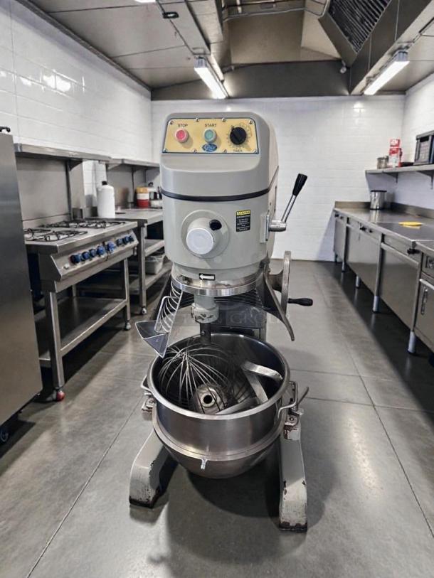 Globe 30-Qt commercial planetary mixer, model 20-Qt, in premium condition. Floor model, 220V, fully tested and operational.