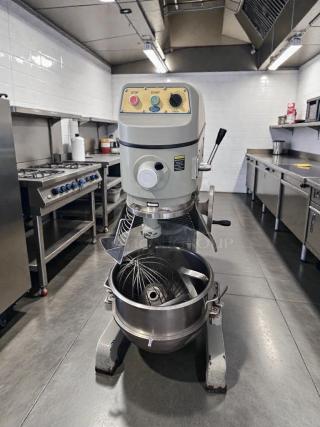 Globe 30-Qt commercial planetary mixer, model 20-Qt, in premium condition. Floor model, 220V, fully tested and operational.